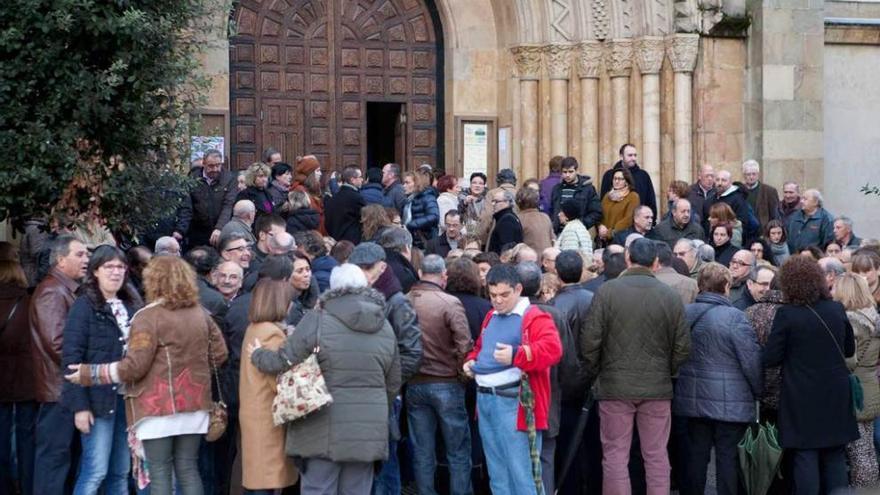 Numerosas personas, ayer, a la puerta de la iglesia de La Felguera.