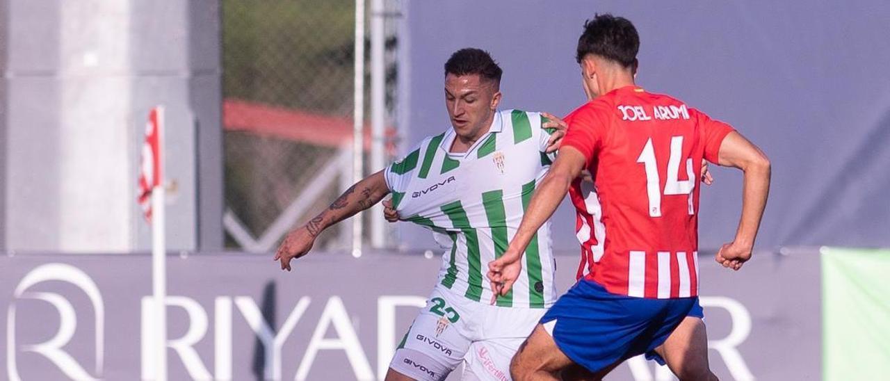 Christian Carracedo intenta irse de dos rivales durante el encuentro del Córdoba CF contra el Atlético de Madrid B, el pasado sábado.