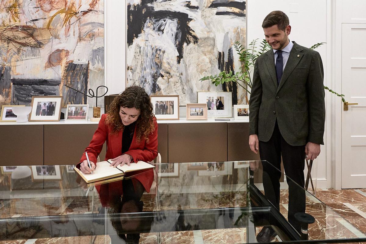 ROSARIO SANCHEZ GRAU. Secretaria d’estat de Turisme. Signa en el llibre d’honor de l’Ajuntament de Gandia