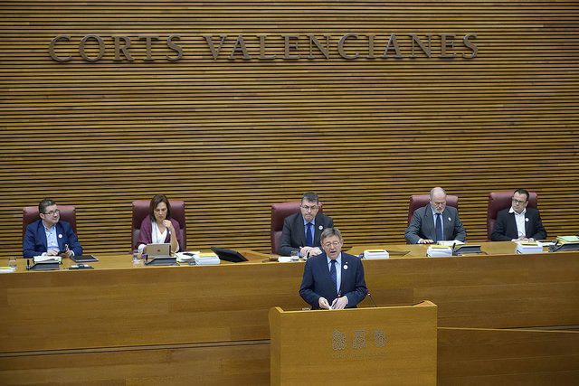 Imágenes del pleno de las Corts y la sesión de control al presidente Puig