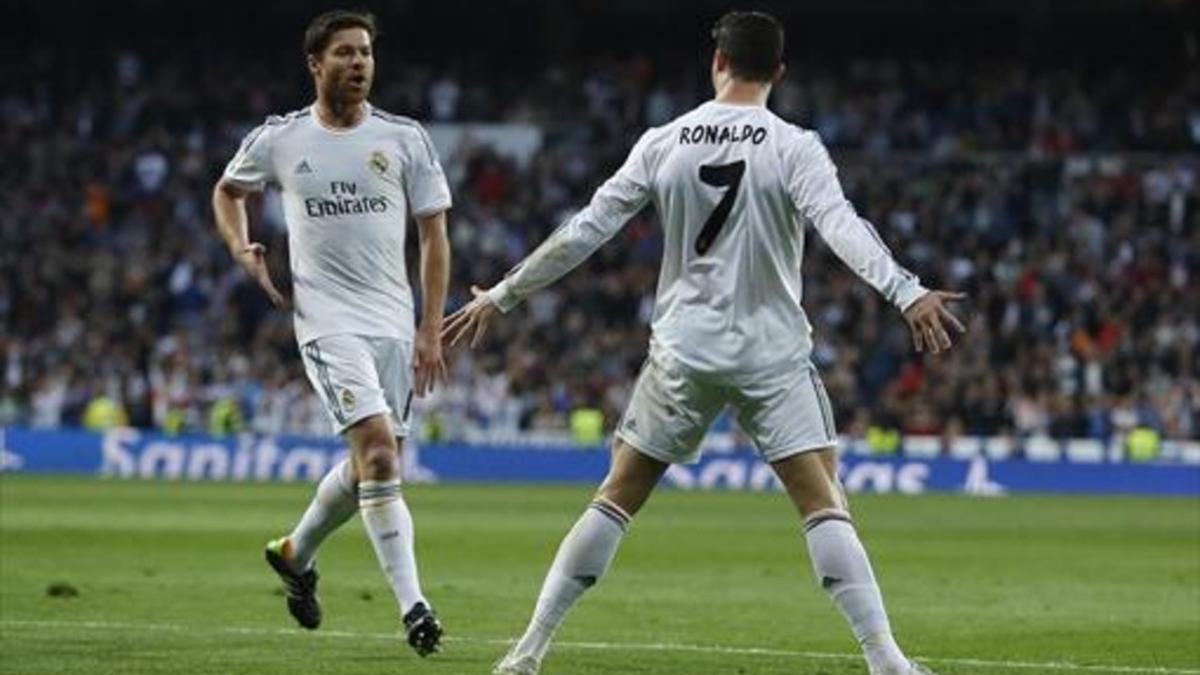 Xavi Alonso, junto a Cristiano en el 2014.