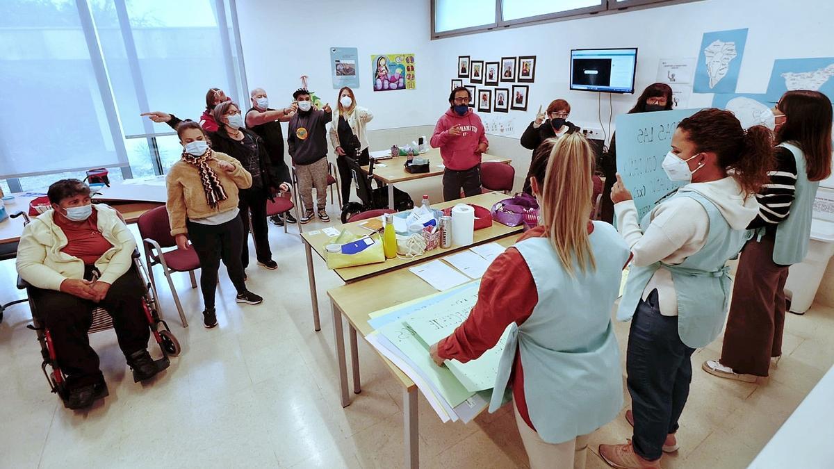 Un momento del ensayo de la murga Los Reconecta2.