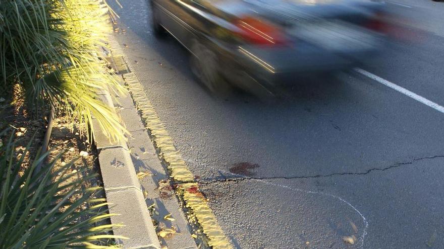 Sangre del fallecido en el bordillo y en la calzada.