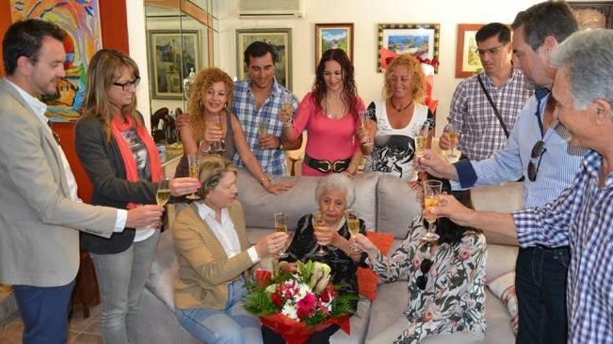 Guardamar homenajea a su vecina centenaria Teresa Carranza
