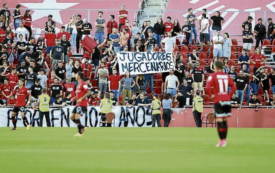 Dolor y rabia de aficionados del Mallorca en el último partido de Segunda