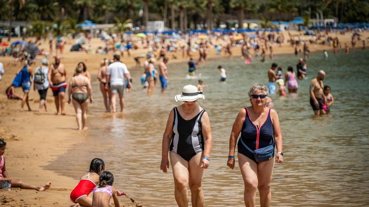 Domingo de Resurrección en la playa de Las Teresitas