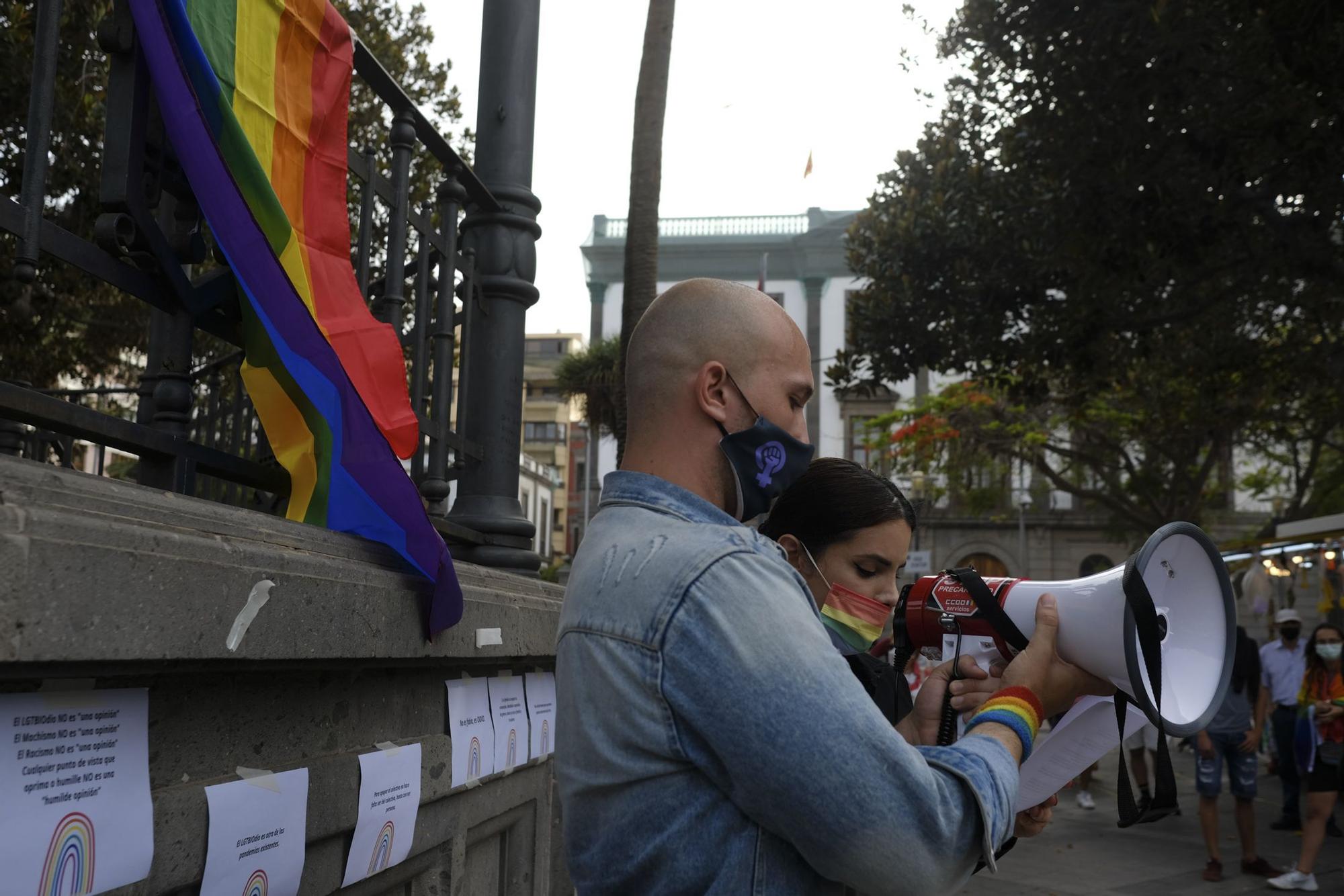 Concentración contra la LGTBIfobia en el parque de San Telmo