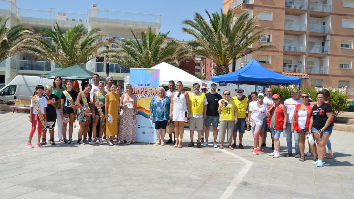 Responsables municipales y representantes festivos visitaron, por la mañana, los puestos de las entidades que se sumaron a la primera edición del Orpesa Orgullosa.