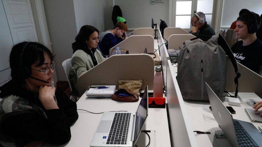 Trabajadores de Alvatross, en el palacio de Maqua. | MARA VILLAMUZA