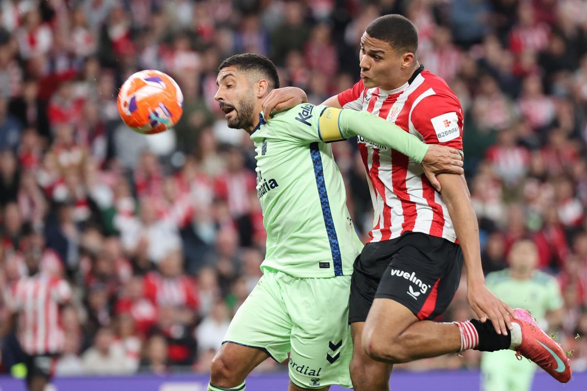 BILBAO, 23/04/2025.- El delantero del Athletic Maroan Sannadi (d) lucha con Álex Suárez, de Las Palmas, durante el partido de la jornada 33 de LaLiga de fútbol que Athletic Club y UD Las Palmas disputan este miércoles en el estadio de San Mamés. EFE/Luis Tejido