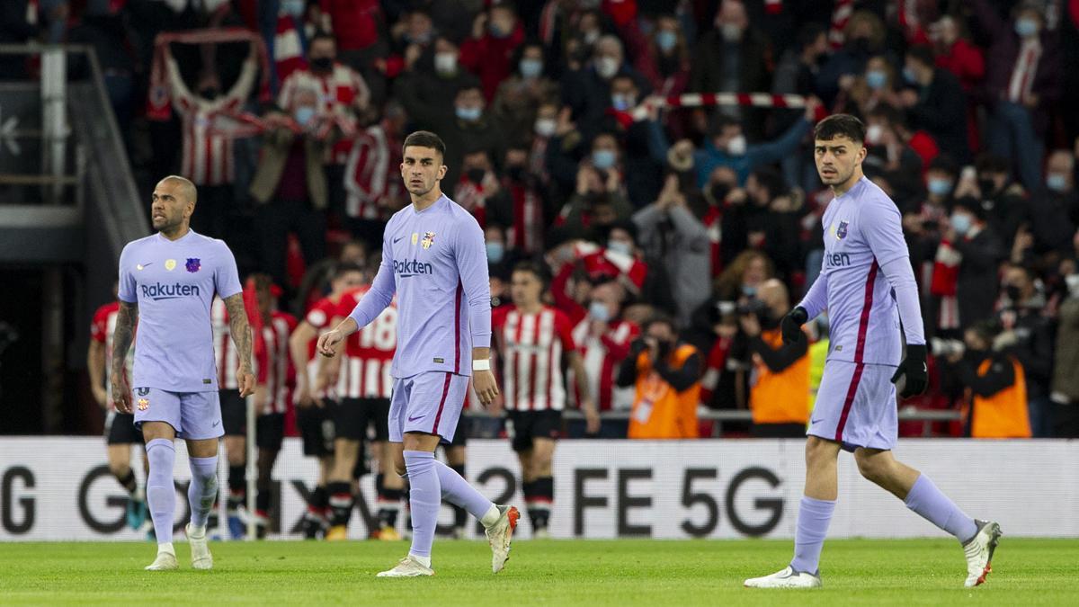 Desilusión entre los aficionados del Barça por la situación del equipo tras caer en la Copa