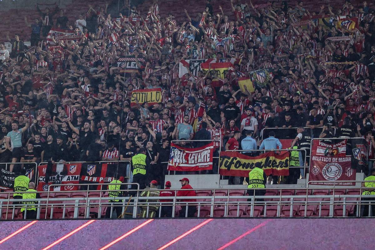 El sector visitante del Atlético en el Estadio da Luz, durante el partido de Champions frente al Benfica.
