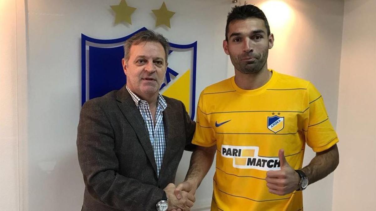 David Barral ha posado con su nueva camiseta, la del APOEL