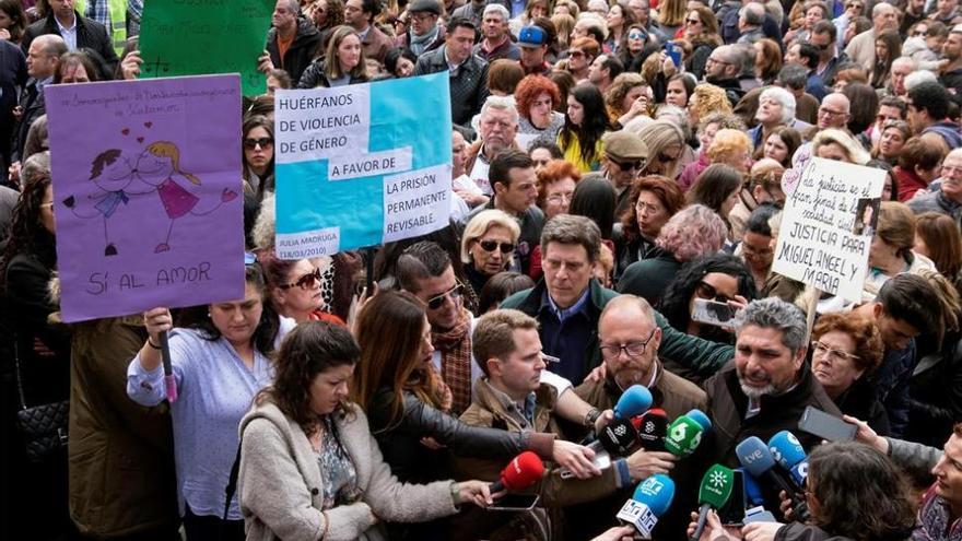 Miles de personas claman en Huelva por la prisión permanente y en apoyo a las víctimas