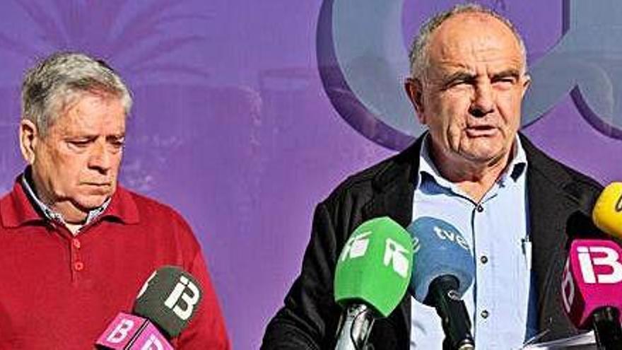 Los concejales del PI Joan Costa y Joan Torres, ayer, en el momento de anunciar su salida del equipo de gobierno de Sant Antoni.