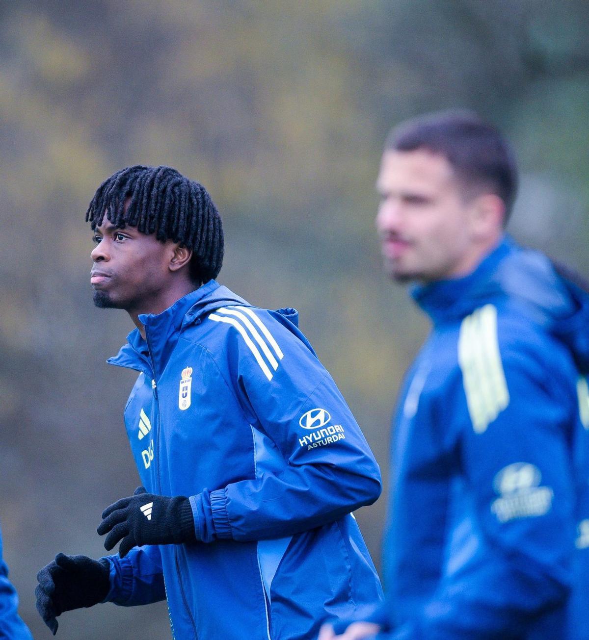 Ovie Ejaria, junto a Dendoncker, ayer en El Requexón. | REAL OVIEDO