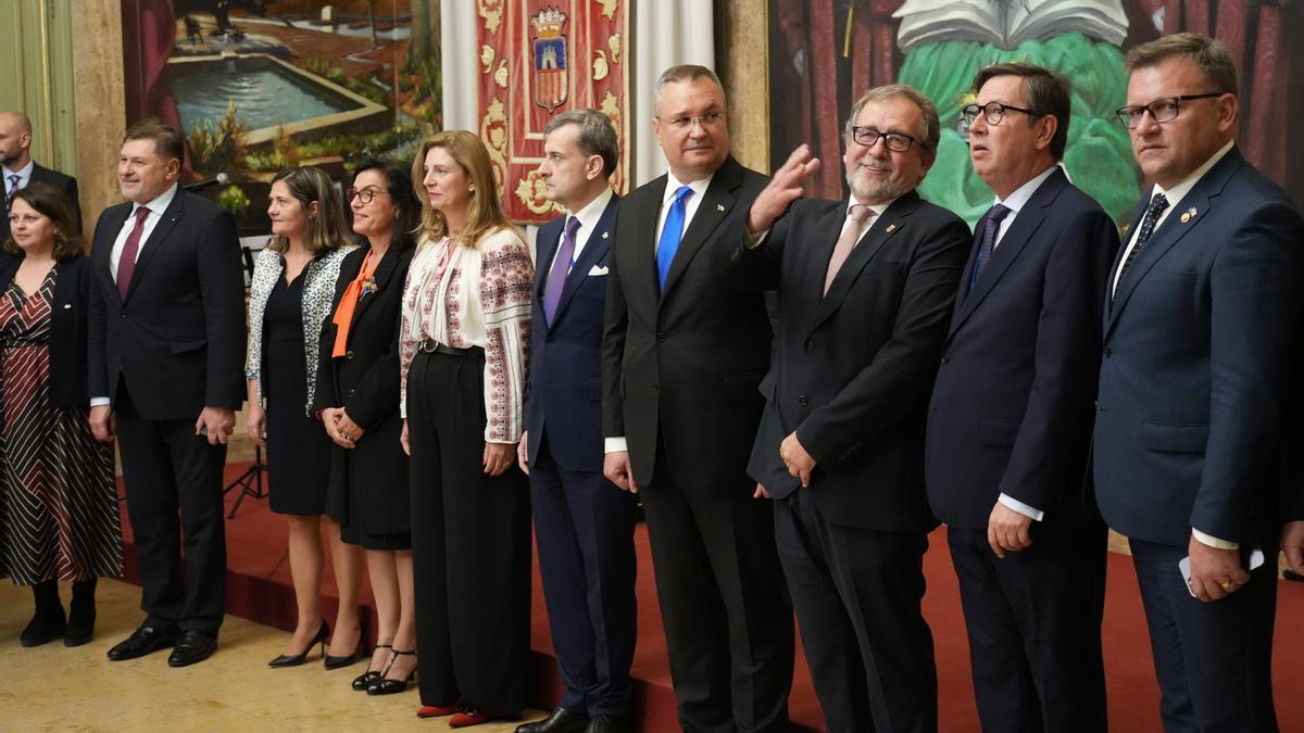 El primer ministro de Rumanía, con la corbata azul, junto al presidente de Diputación, entre otros