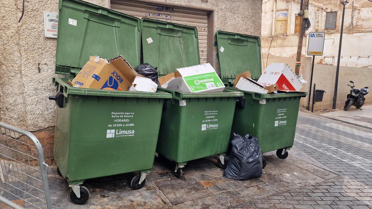 Acumulación de basura en algunos contenedores del municipio.
