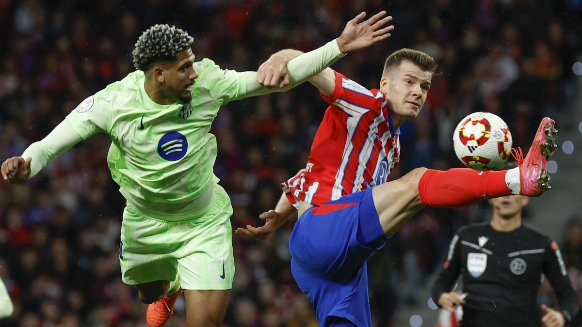 Araujo y la polémica que lo persigue tras la derrota del Barça ante el Inter