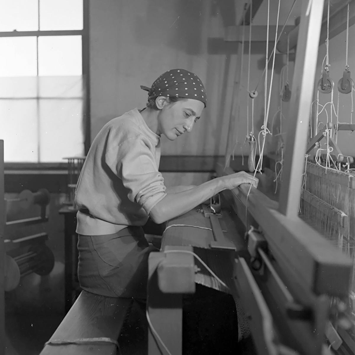 Anni Albers en su estudio del Black Mountain College, 1937.