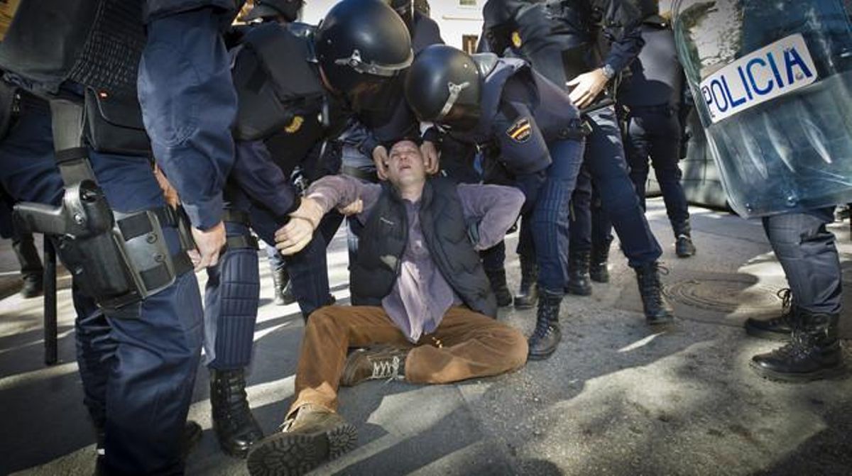 Incidents entre la policia i estudiants a València per la detenció ahir de vuit joves durant una manifestació per les retallades educatives.