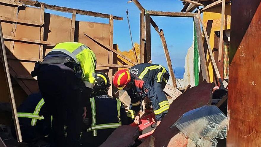 El tejado se desplomó sobre Alan el lunes y fue rescatado por los bomberos.