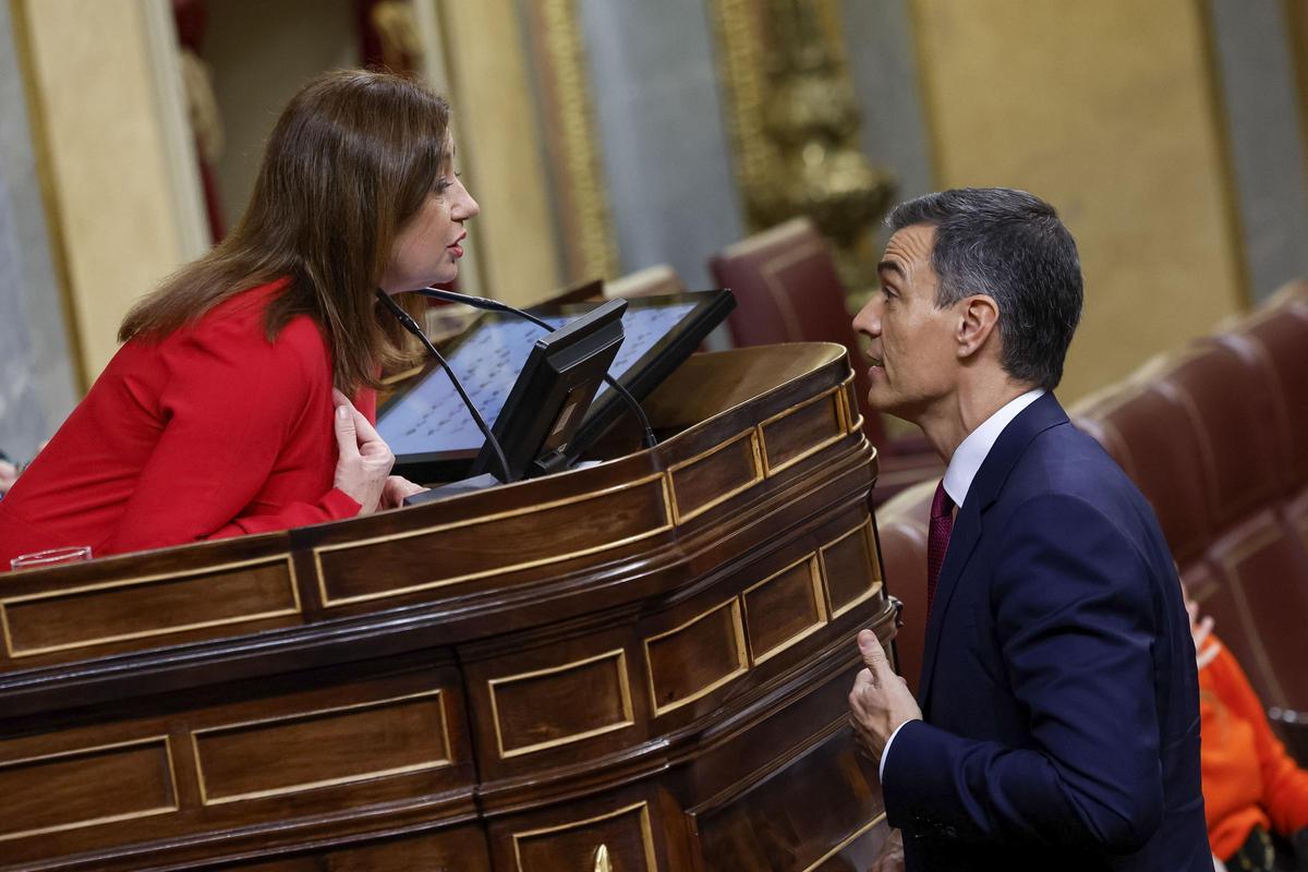 El presidente del Gobierno, Pedro Sánchez, junto a la presidenta del Congreso, Francina Armengol, durante un pleno de la Cámara.
