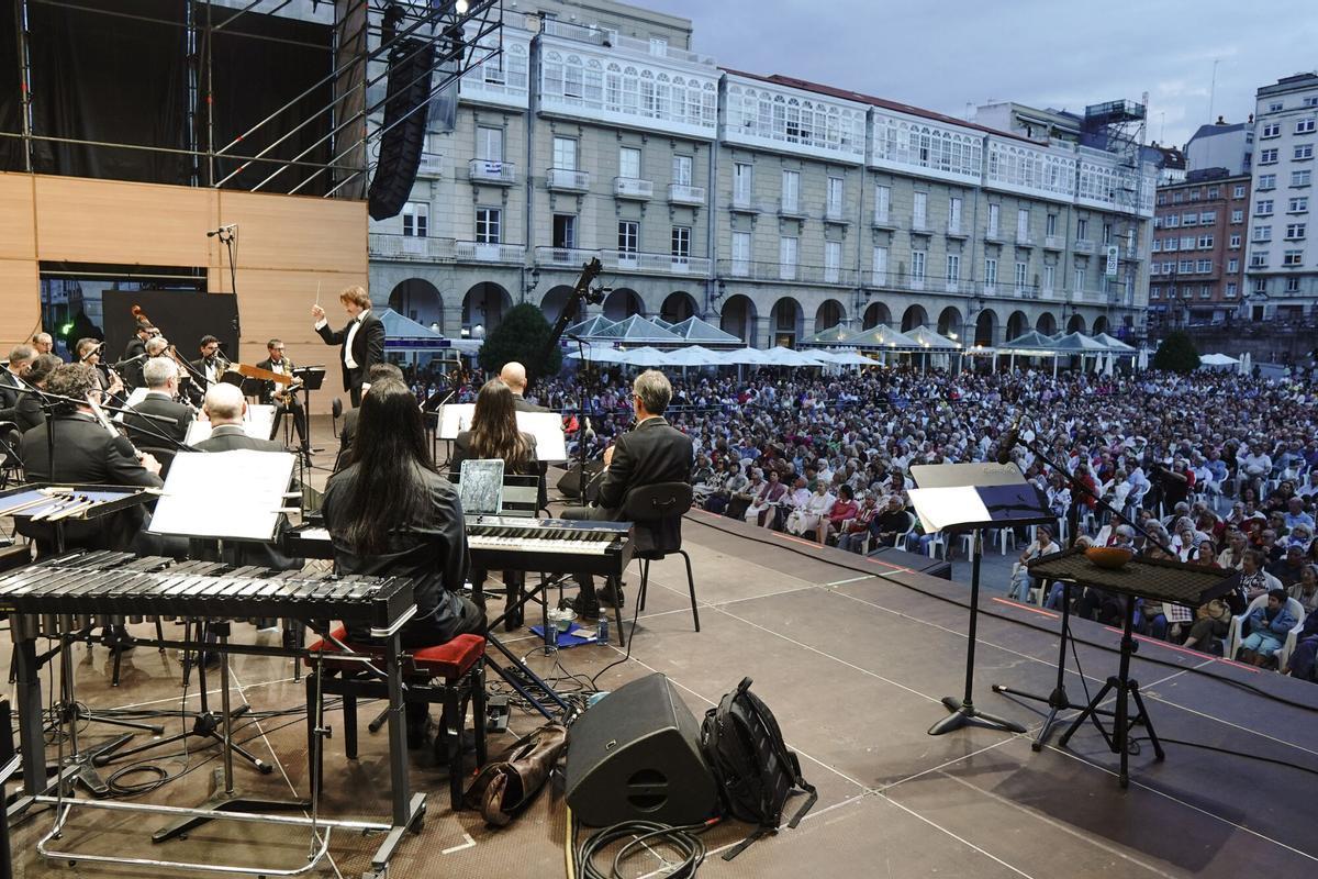 Bajo la batuta del director alicantino Juan Miguel Romero Llopis, la Banda Municipal ofreció un repertorio basado en bandas sonoras de películas. Bajo la batuta del director alicantino Juan Miguel Romero Llopis, la Banda Municipal ofreció un repertorio basado en bandas sonoras de películas.