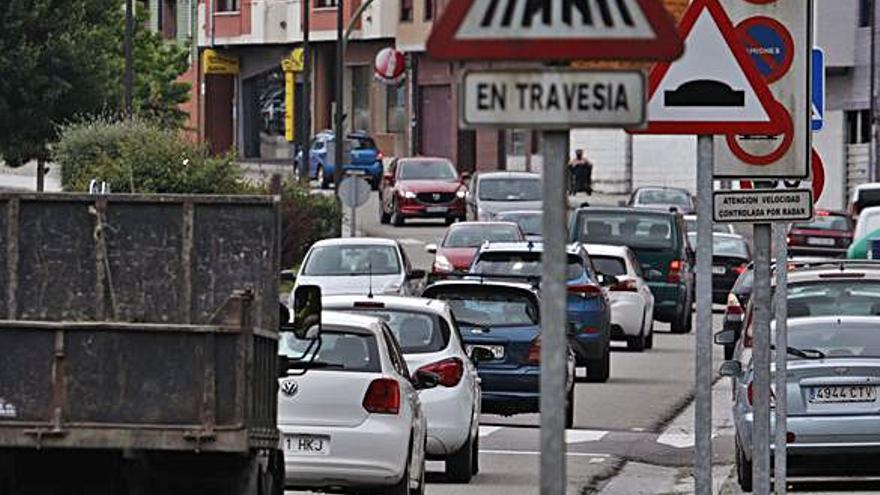 Colas de vehículos en la travesía de Blimea.