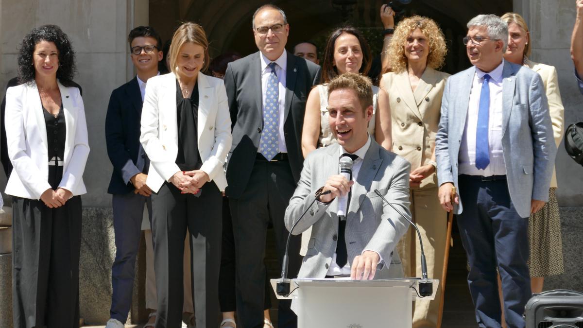 Jordi Masquef, amb la resta de l'equip de govern rere seu.