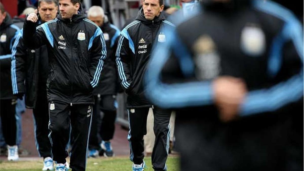Leo Messi saluda durante un desplazamiento con la selección de Argentina en la gira por Estados Unidos