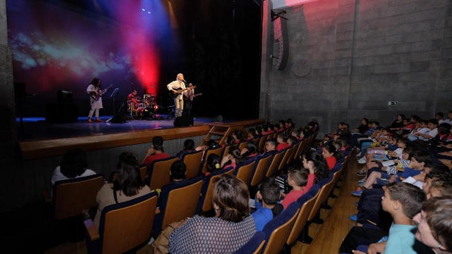 El artista Heriberto Cruz sobre el escenario del Cicca.