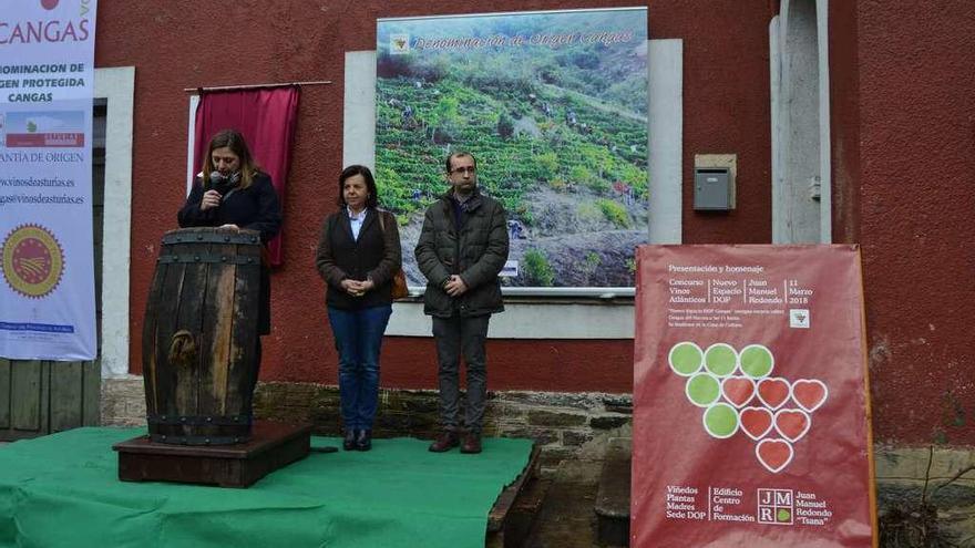 Luis Butrón, vicepresidente de la Federación Española de Enólogos; Beatriz Pérez, María Jesús Álvarez y José Víctor Rodríguez, ayer tras descubrir la placa en la inauguración de la nueva sede del Consejo Regulador Denominación de Origen Vino de Cangas.