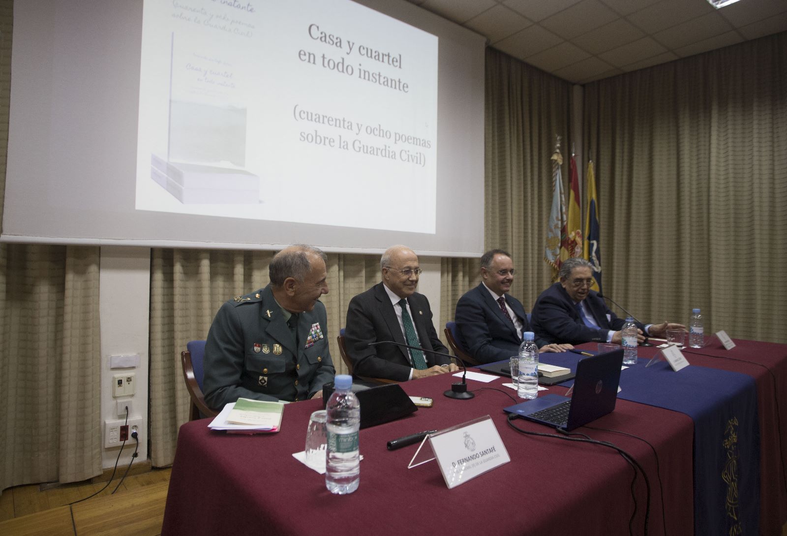 El teniente general Fernando Santafé presenta en València su poemario sobre la Guardia Civil