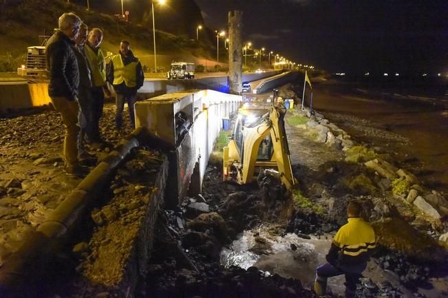 Se rompe una tubería de suministro de agua ...