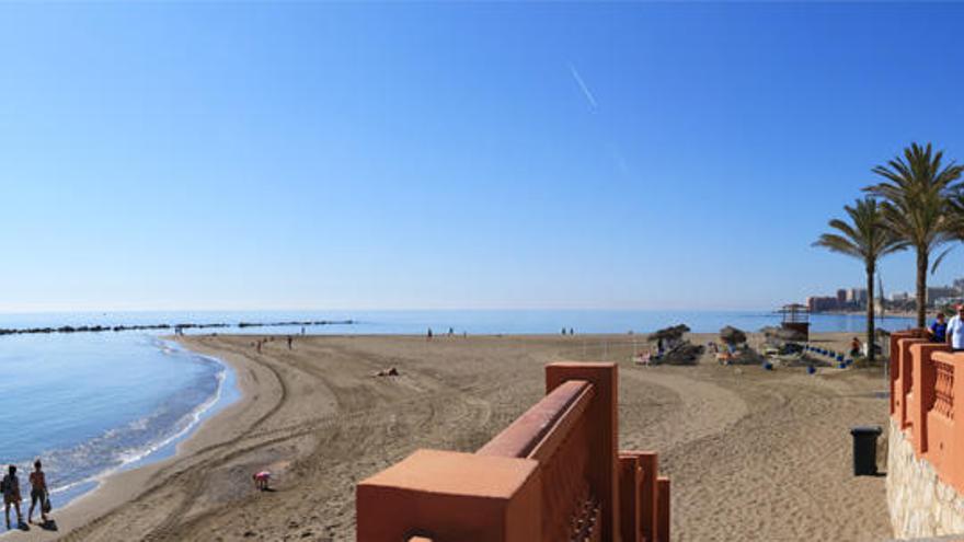 Un detenido y dos agentes heridos durante el cierre nocturno de una playa de Benalmádena