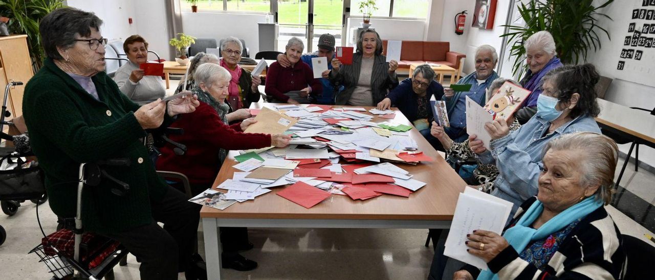 Usuarios de la residencia, durante la campaña navideña en la que recibieron miles de cartas de felicitación.