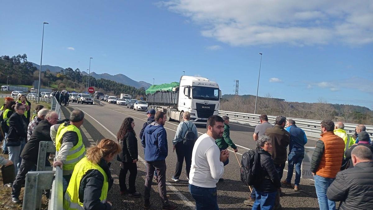 Momento del corte de la autovía, en La Franca, el pasado 29 de enero.