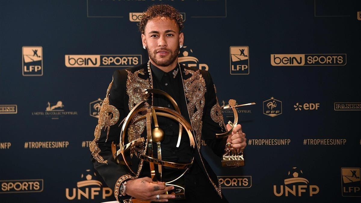 Neymar posa con su trofeo de mejor jugador de la Liga francesa.