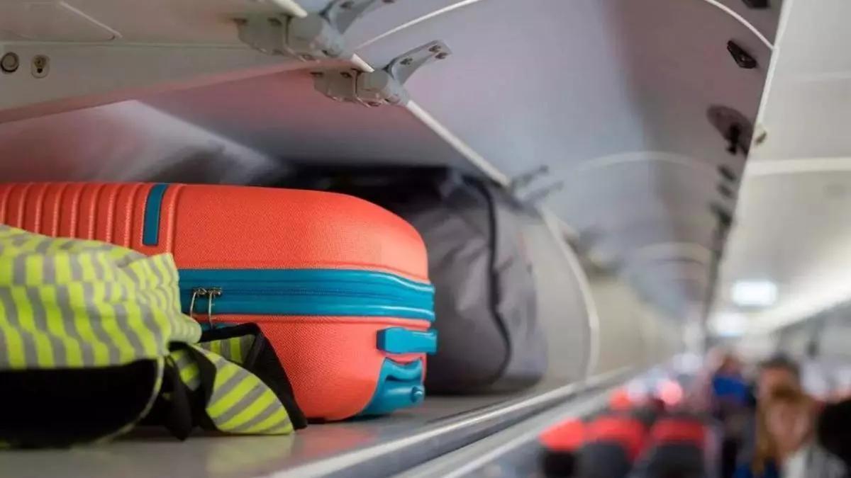 Maletas de mano en un avión.