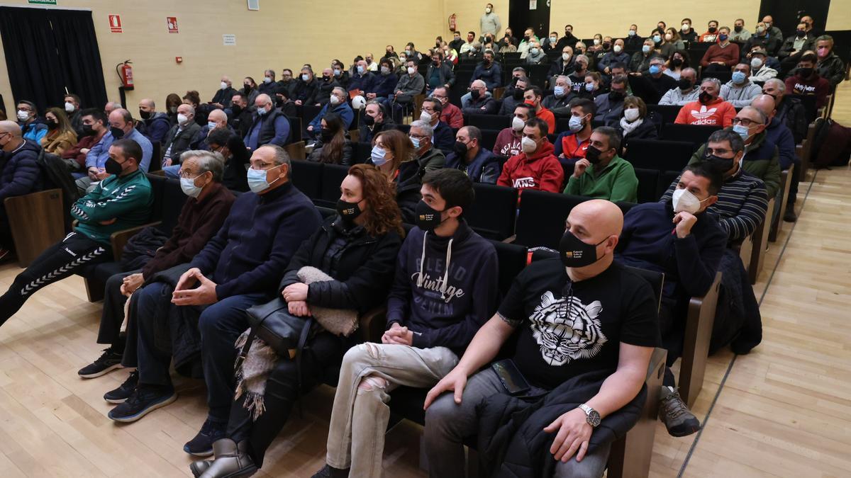 Miembros de las collas federadas, este lunes, en la reunión de la Federació en el Teatre del Raval.