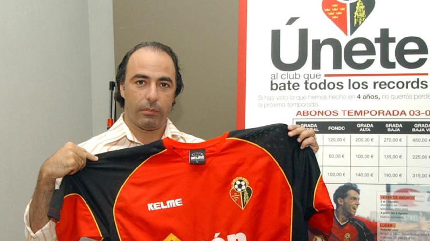 Quique Pina, en la presentación de la campaña de abonados del Ciudad de Murcia en 2003