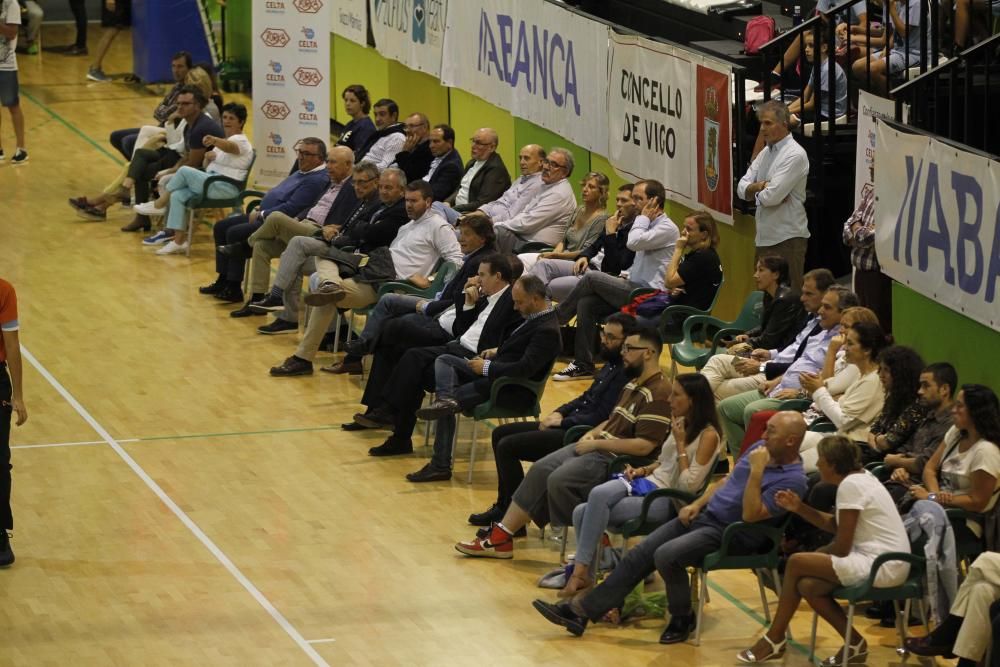 Celta Zorka y Perfumerías Avenida disputan un amistoso en honor al presidente del club vigués. Horas antes jugaron las categorías inferiores del Club Baloncesto Porriño y el Corruña Basquet Atlántico.