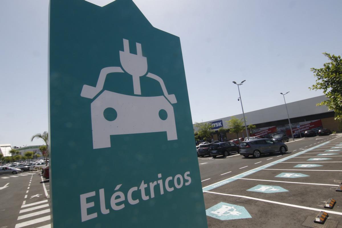 Punto de recarga de vehículos eléctricos en Córdoba.