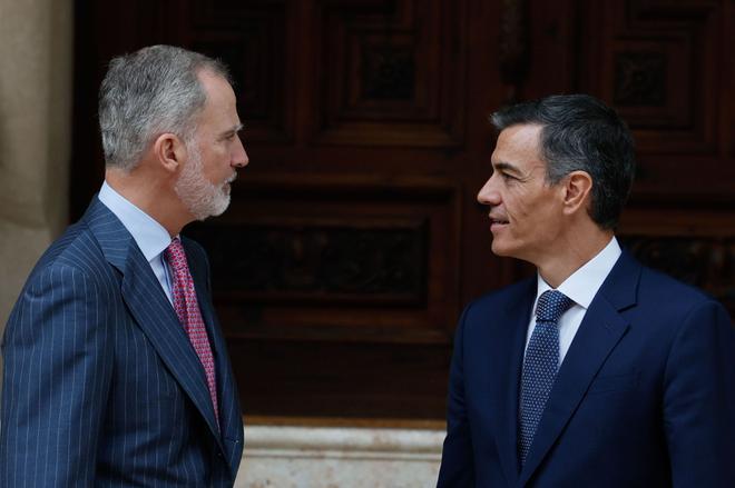 La foto del Rey con Robles irrumpe en la crisis de Ceuta y Sánchez trata de desactivar las lecturas políticas: "Es una foto oportuna"