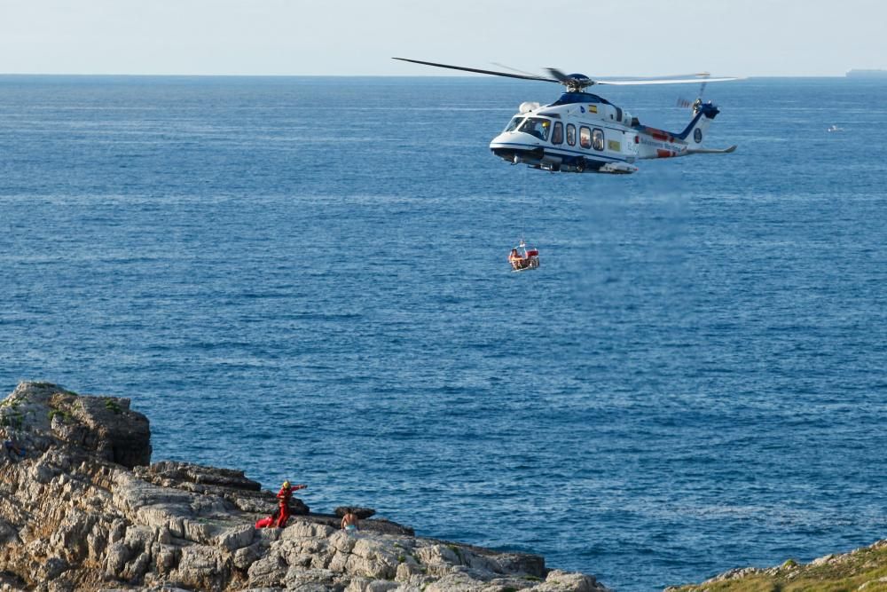 El helicóptero de Salvamento Marítimo rescata a un joven lesionado frente a La Providencia.