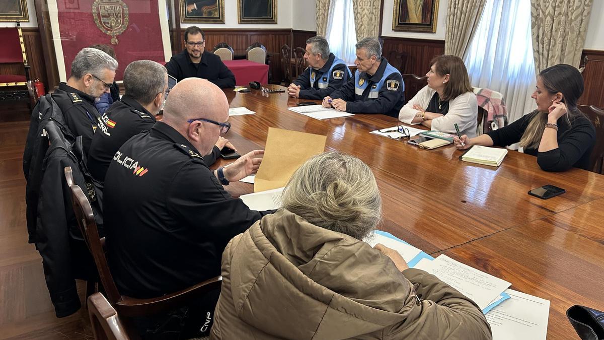 Reunión con las fuerzas de seguridad.