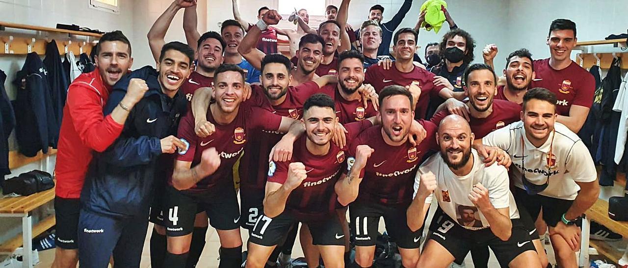 Los jugadores del Eldense celebran en el vestuario el primer puesto del grupo 6B de Tercera. | CD ELDENSE