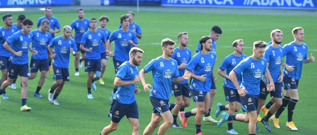 La plantilla deportivista, en un entrenamiento en Riazor. |  // VÍCTOR ECHAVE