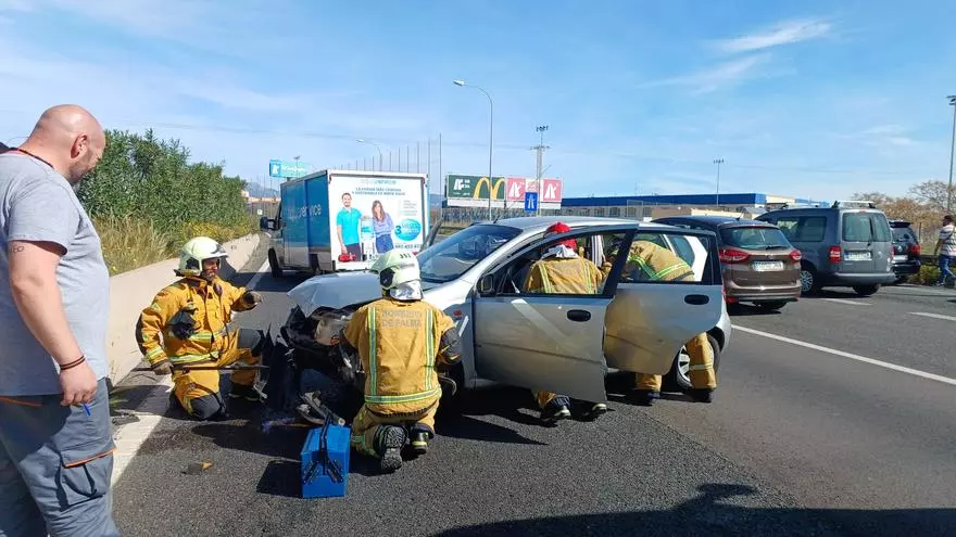 VÍDEO | Dos accidentes simultáneos provocan un gran atasco en la Vía de Cintura de Palma